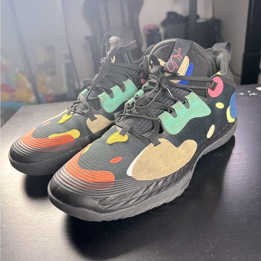 Basketball shoes